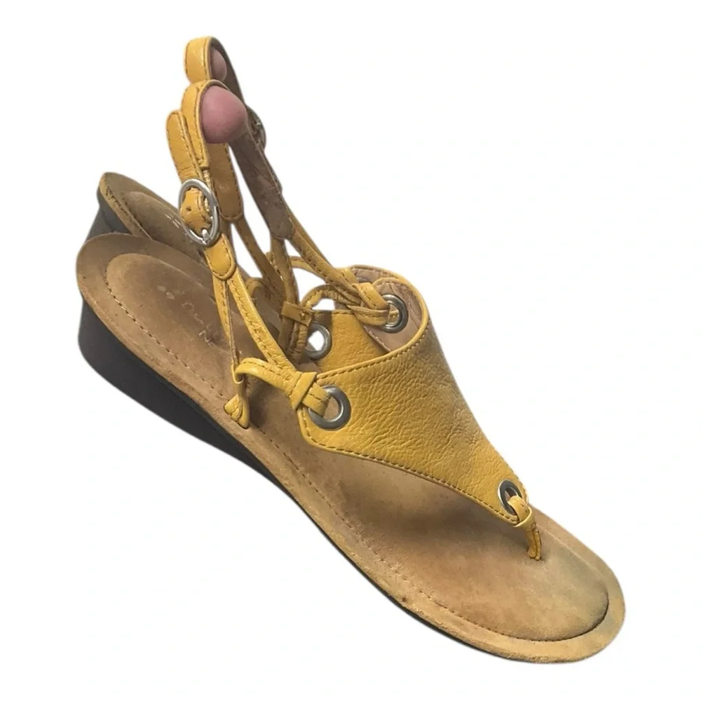 Naturalizer‎ T-Strap Sandals 💛 Leather | Women’s 8